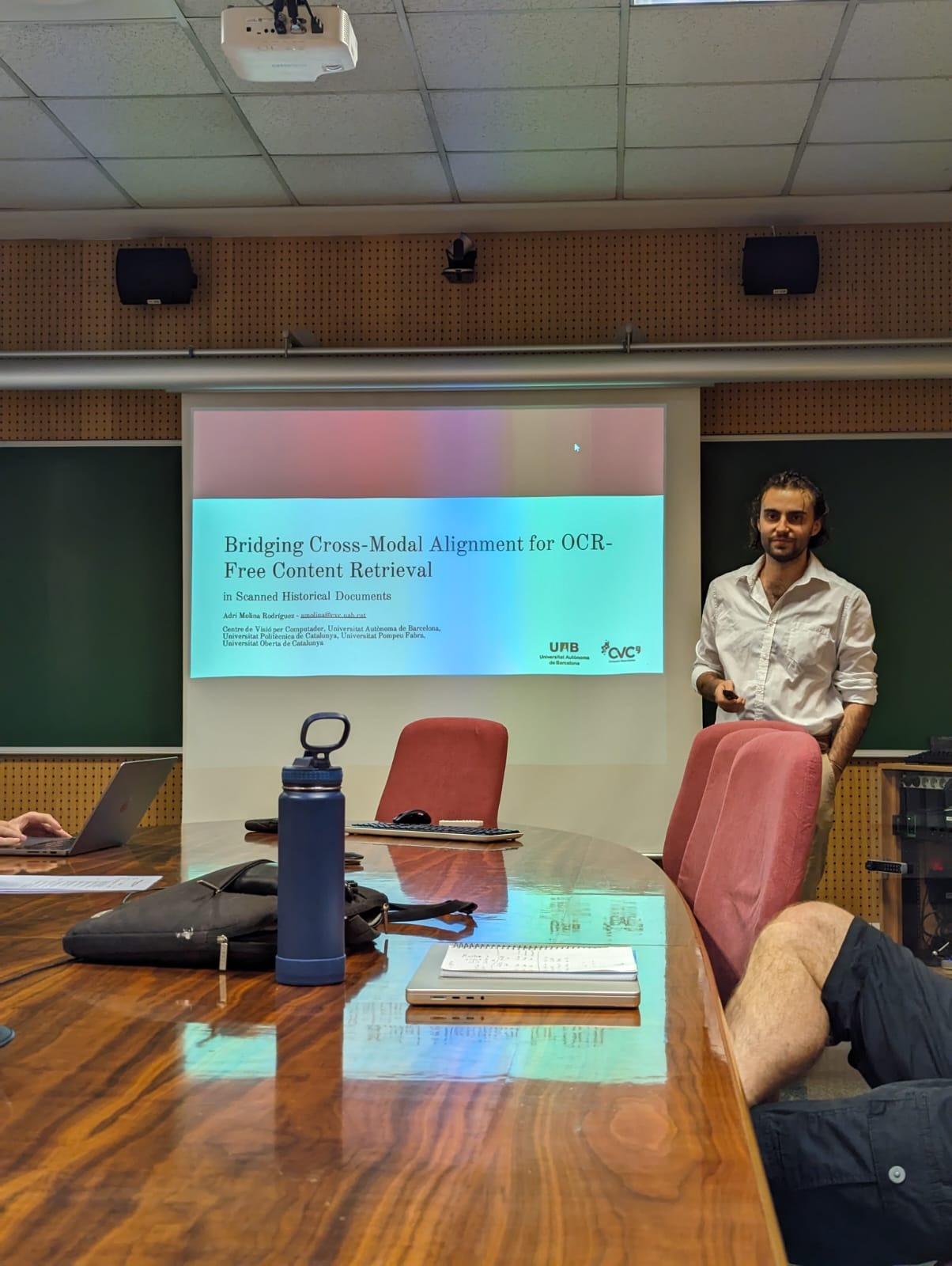 Adrià Molina Rodríguez presenting a master's thesis in a seminar room